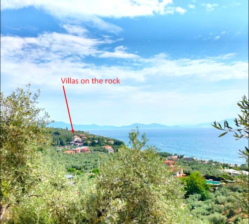 费索斯Villas on the rock Afissos的近海山丘岩石上的山谷