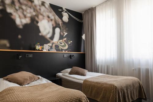 雷克桑德莱克桑德酒店的客房设有两张床和窗户。