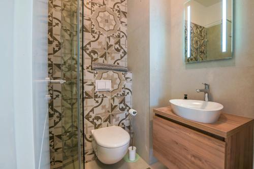 穆泰尔岛Villa Tramontana apartment 1的一间带卫生间和水槽的浴室