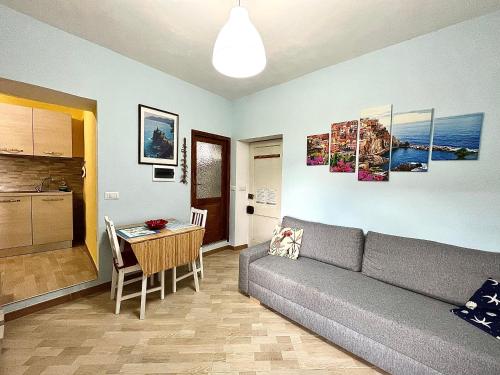 日科德尔格尔福迪艾斯Cà dè Armando - Val di Vara e Cinque Terre的客厅配有沙发和桌子