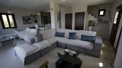 费索斯Villa Faihs的客厅配有大沙发和椅子
