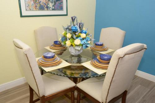 自由港市Cottage by Jubilee的餐桌、椅子和花瓶