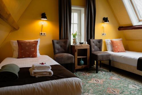 斯洛滕Bed&Breakfast Stedswal的酒店客房设有两张床和窗户。
