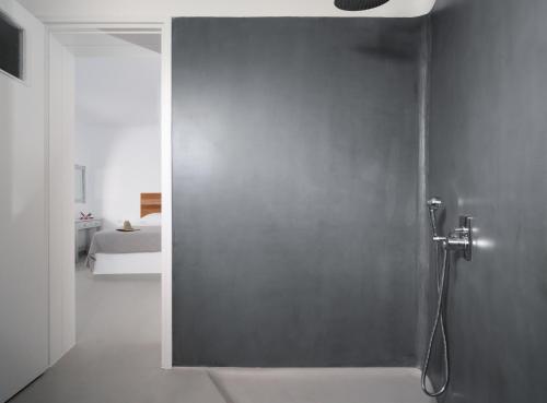 佐努萨岛费罗阿公寓的浴室里设有玻璃门淋浴