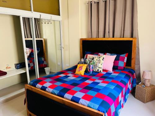 Casa Bonita Pimentel的一间卧室配有一张带 ⁇ 子毯子的床