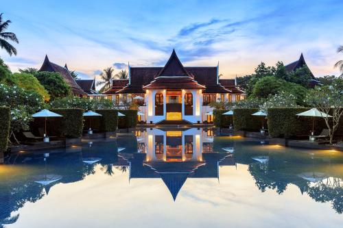 蔻立JW Marriott Khao Lak Resort Suites的别墅前方设有游泳池