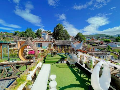 丽江Dream Tour Scenic Inn 梦之旅观景客栈的从度假村的阳台可欣赏到花园景色