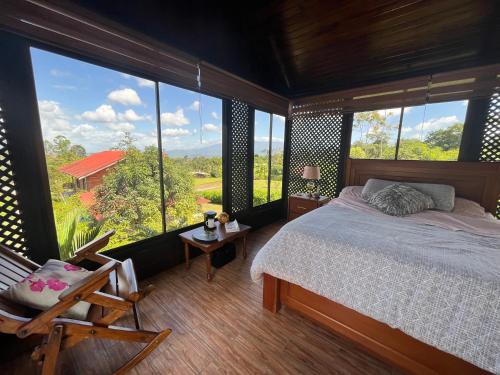 ChachaguaPitangus Lodge的一间卧室设有一张床和一个大窗户