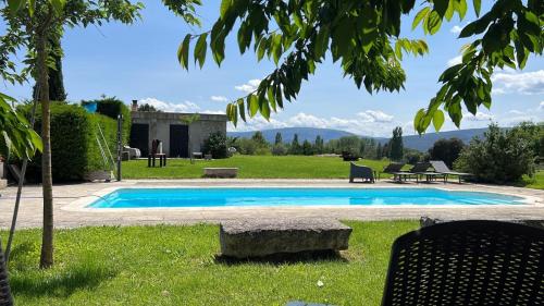 比利亚卡约casa rural de un artista en plena naturaleza piscina y parque de esculturas en villarcayo的一座位于山丘庭院内的游泳池