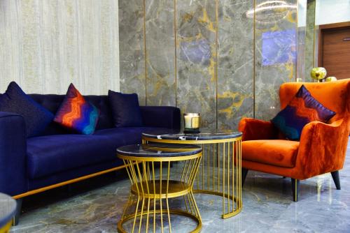丹吉尔MIRANDA HOTEL - Tanger的客厅配有沙发和两把椅子