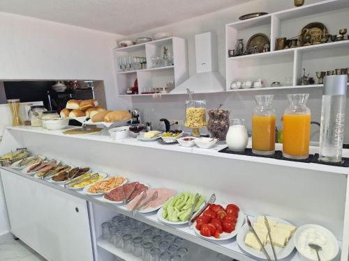 科布列季New House Kobuleti 2的自助餐,包括许多食物和饮料