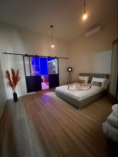 博埃DMM SUITS的一间卧室设有一张床和一个大窗户