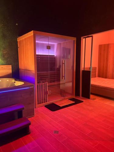 博埃DMM SUITS的浴室配有浴缸和紫色灯淋浴