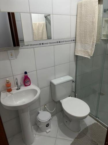 彼得罗利纳Apartamento em Petrolina - Próximo ao Shopping的白色的浴室设有卫生间和水槽。