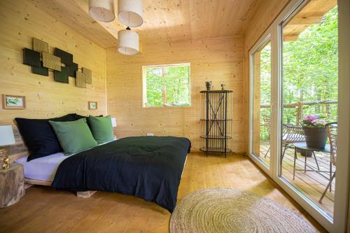 摩拉瓦托普利采Living Forest Resort的小木屋内一间卧室,配有一张床