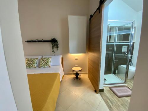 阿沃拉“Bedda Mattri” dimora siciliana的小房间,设有床和玻璃门