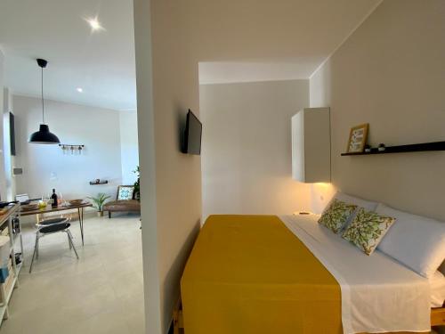 阿沃拉“Bedda Mattri” dimora siciliana的一间卧室设有一张床和一间用餐室