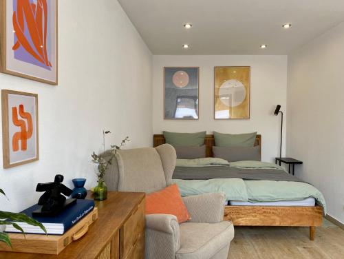 博恩海姆City Apartment in Bornheim - Köln Bonn Phantasialand的一间卧室配有一张大床和一张沙发