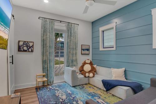 阿兰瑟斯港Luxury home with great resort amenities的客厅设有蓝色的彩绘墙
