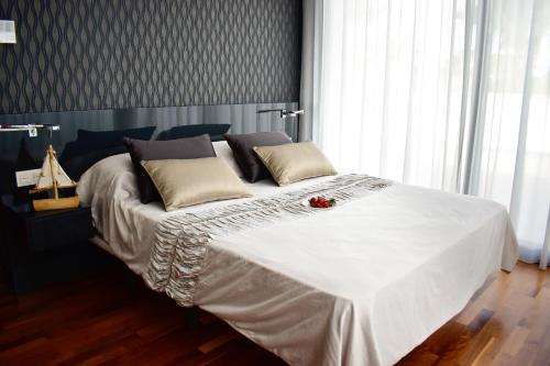 克萨达城Luxury Villa LAGUNA - Ciudad Quesada的卧室配有一张带白色床单和枕头的大床。