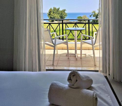 普拉基亚斯弗特玛公寓的酒店客房 - 带1张位于床上的毛巾和阳台
