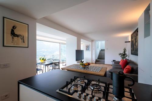 松德里奥REVO Apartaments - Gualzi63 the Best View的一间带炉灶的厨房 客厅旁的顶级烤箱