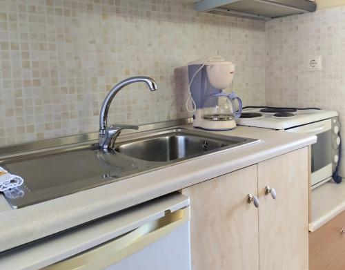 普拉基亚斯弗特玛公寓的厨房配有水槽和台面上的搅拌机