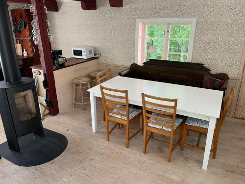 Skånes FagerhultBlueberry Hill的客厅配有白色桌子和钢琴