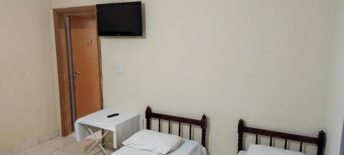 隆德里纳格瑞斯酒店的客房设有两张床和一台墙上的电视。