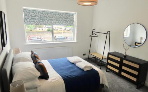 曼彻斯特The King Stay的一间卧室配有一张床和一个带镜子的窗户