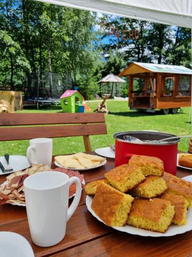 AndrijevicaEthno Village Koljeno Camp & Bungalows的一张桌子,上面放着一盘面包和咖啡杯