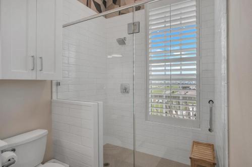 阿兰瑟斯港Luxury townhome, steps to beach and resort fun!的白色的浴室设有淋浴和窗户
