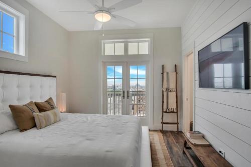 阿兰瑟斯港Luxury townhome, steps to beach and resort fun!的白色的卧室设有一张大床和一个窗户
