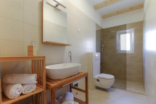 萨利Apartmani Porat Sali的一间带水槽和卫生间的浴室