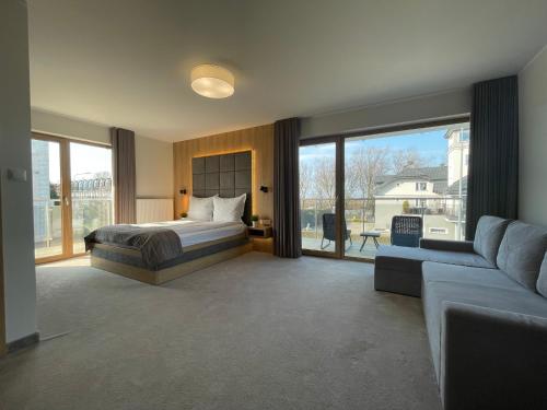 弗瓦迪斯瓦沃沃Sea Resort的一间卧室配有一张床和一张沙发
