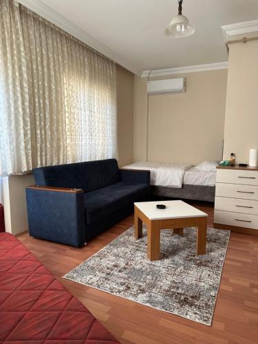 特拉布宗BEŞ YILDIZ APART的客厅配有蓝色的沙发和茶几