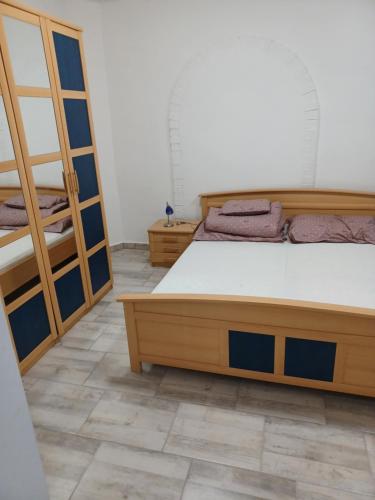 巴拉顿菲兹弗Gyuszika Vendégház的一间卧室配有两张床和镜子