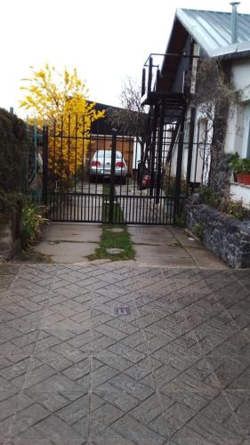 埃斯克尔Victoria的房屋前带游乐场的黑色大门