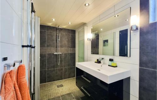 哥德堡Lovely Home In Gteborg With Kitchen的一间带水槽和淋浴的浴室