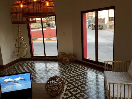拉法尔达Holâ Hotel的带沙发、桌子和窗户的客厅