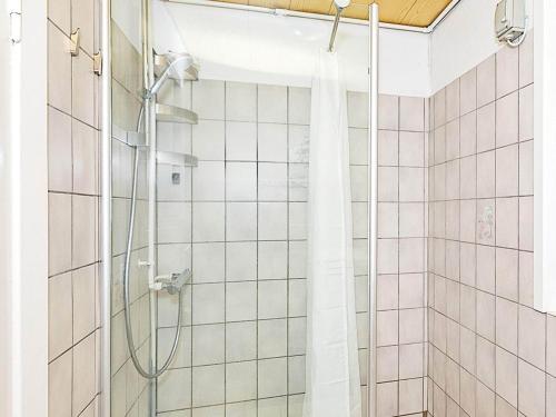 汉斯特霍尔姆Apartment Hanstholm的浴室里设有玻璃门淋浴