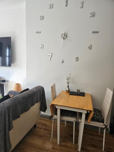 梅德斯通Modern One-bedroom flat in Maidstone的一间卧室配有桌子、床和桌椅