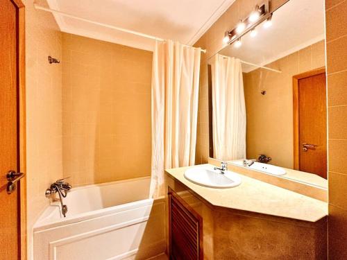 里斯本Sweety Bela Vista Apartment的浴室配有盥洗盆和浴缸。