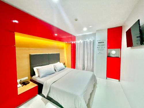 巴科洛德Cityscape Residences 1102的一间卧室设有一张红色和黄色墙壁的床