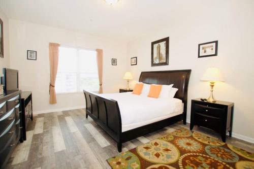 奥兰多Vista Cay Luxury Loft的一间卧室设有一张床和一个大窗户