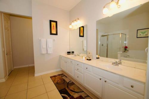 奥兰多Vista Cay Luxury Loft的一间带水槽和大镜子的浴室