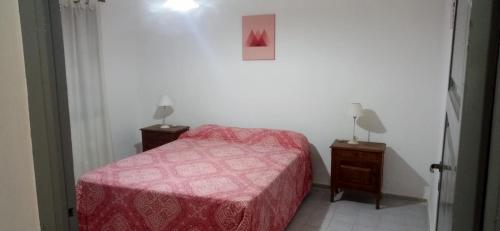 图努扬Casa de Julia的一间卧室配有红色的床和2个床头柜