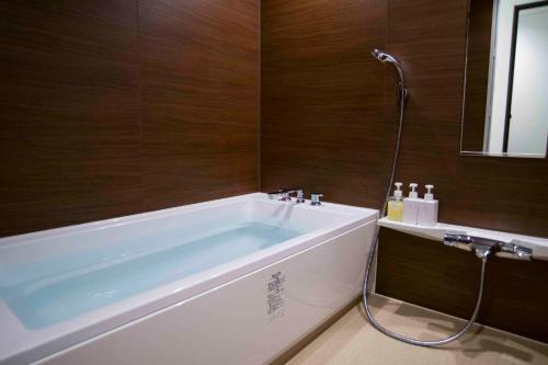 东京Shinjuku Miyabi Residence - Vacation STAY 94701的设有带浴缸和淋浴的浴室。