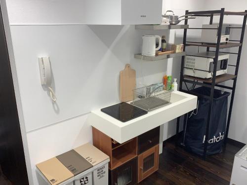 东京Shinjuku Miyabi Residence - Vacation STAY 94701的厨房配有白色水槽和架子