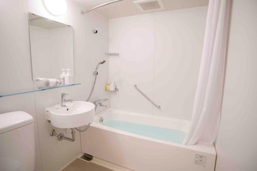 东京Shinjuku Miyabi Residence - Vacation STAY 94520的带浴缸、水槽和淋浴的浴室